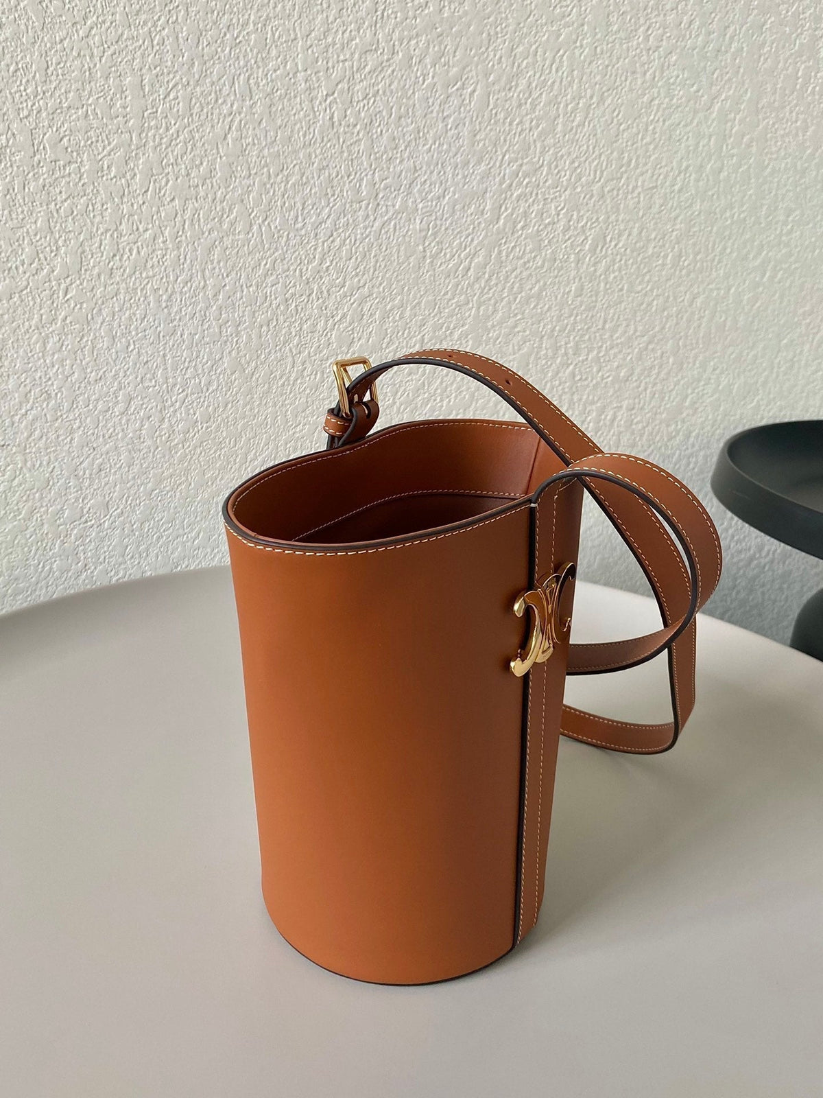 TRIOMPHE 25 BUCKET BAG CINNAMON BROWN CALFSKIN