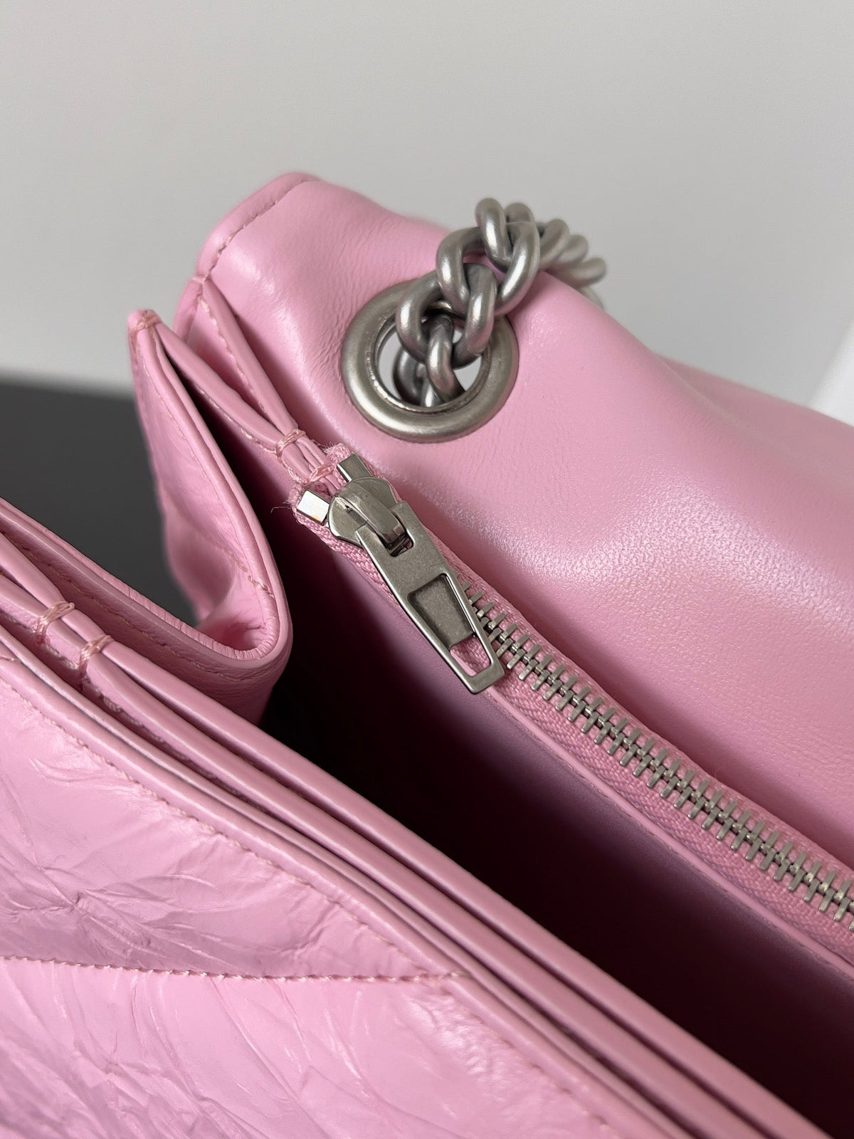 CRUSH CHAINED BAG 32 IN PINK QUILTED CRUSHED CALFSKIN SILVER HARDWARE