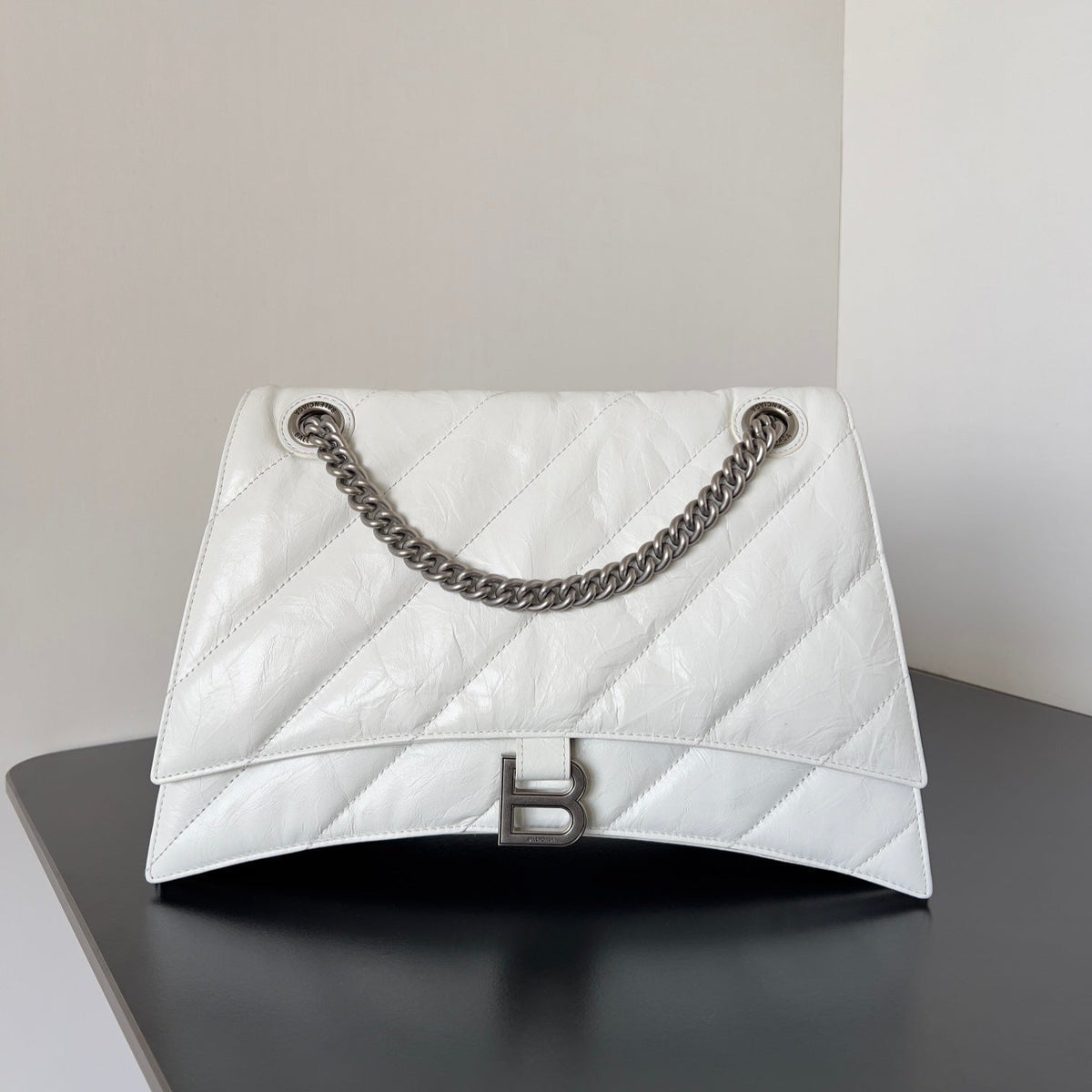 CRUSH CHAINED BAG 32 IN WHITE QUILTED CRUSHED CALFSKIN SILVER HARDWARE