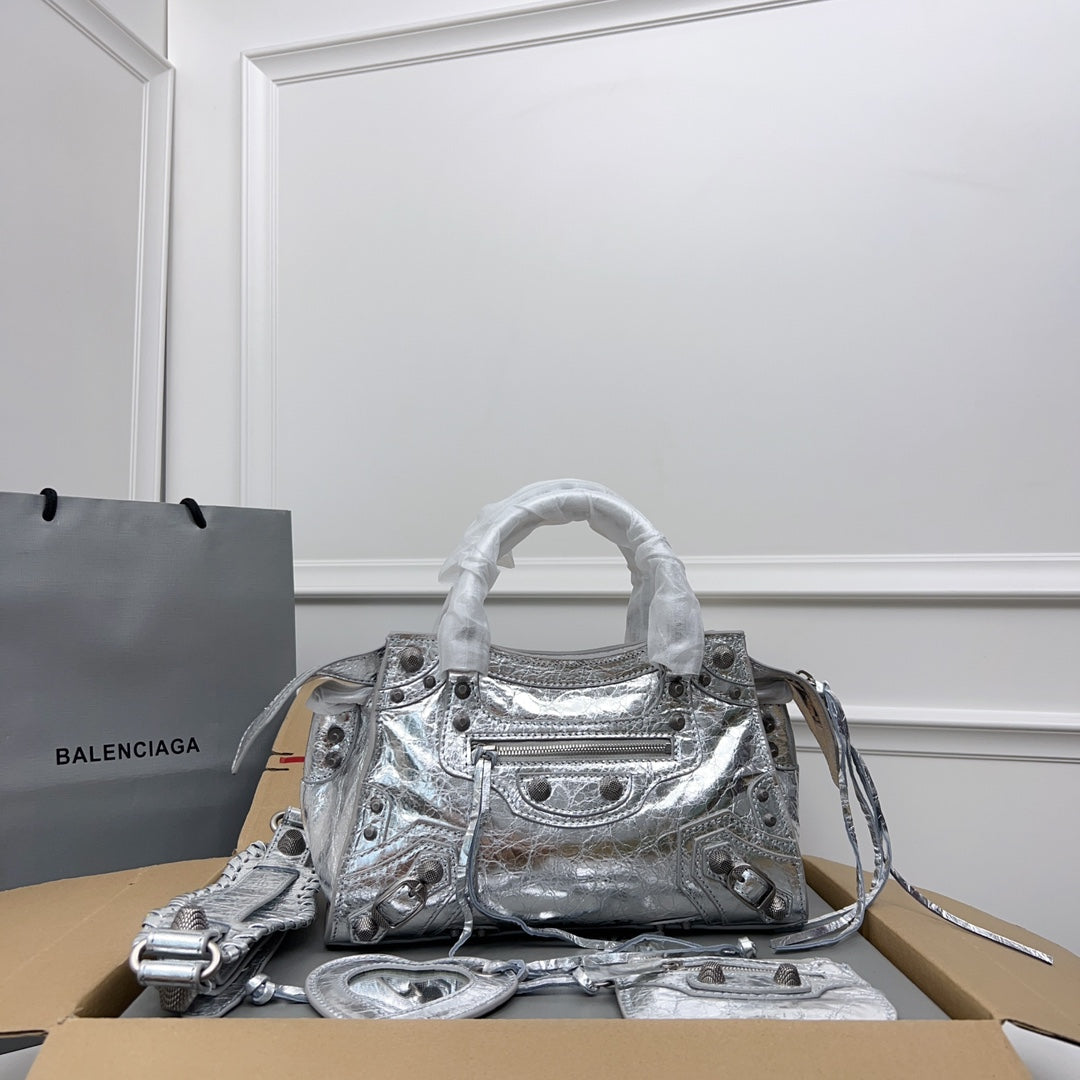 NEO CAGOLE 26 IN SILVER METALLIC LAMBSKIN