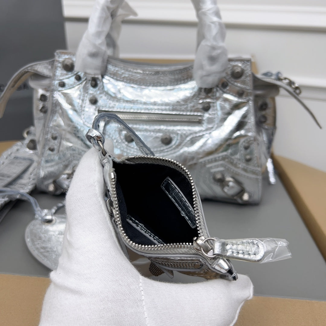 NEO CAGOLE 26 IN SILVER METALLIC LAMBSKIN