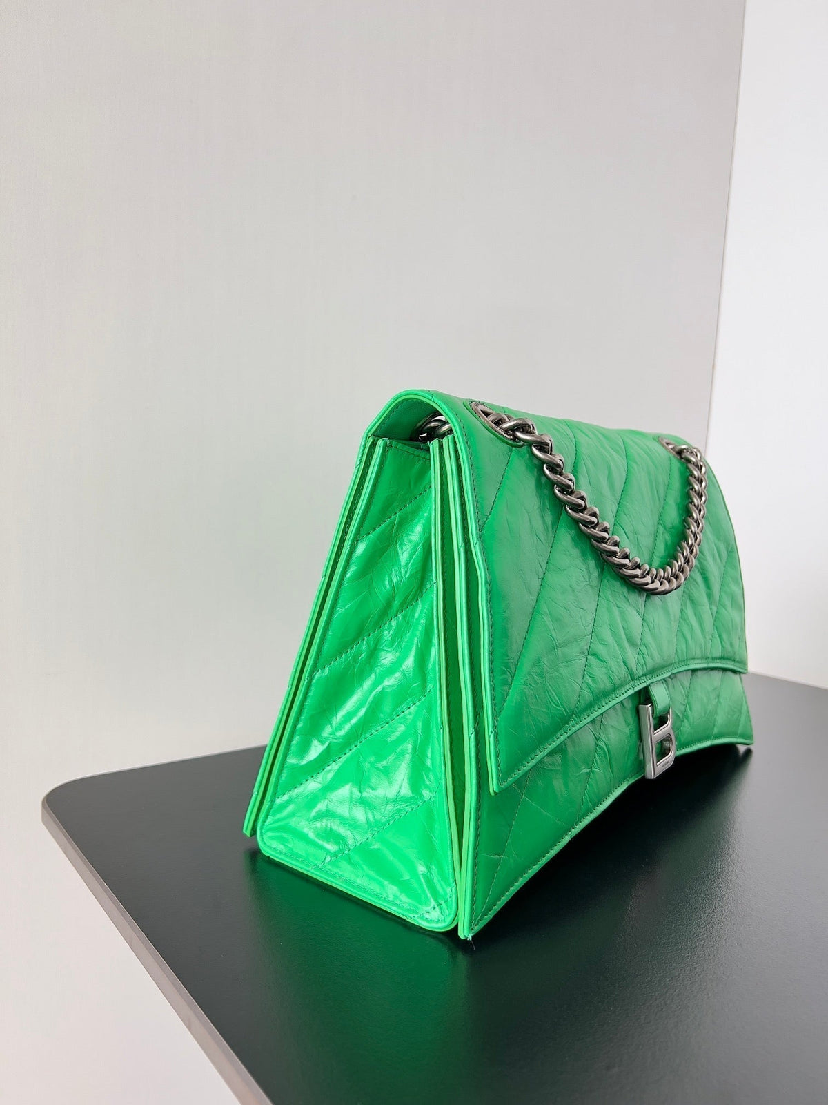 CRUSH CHAINED BAG 32 IN GREEN QUILTED CRUSHED CALFSKIN SILVER HARDWARE