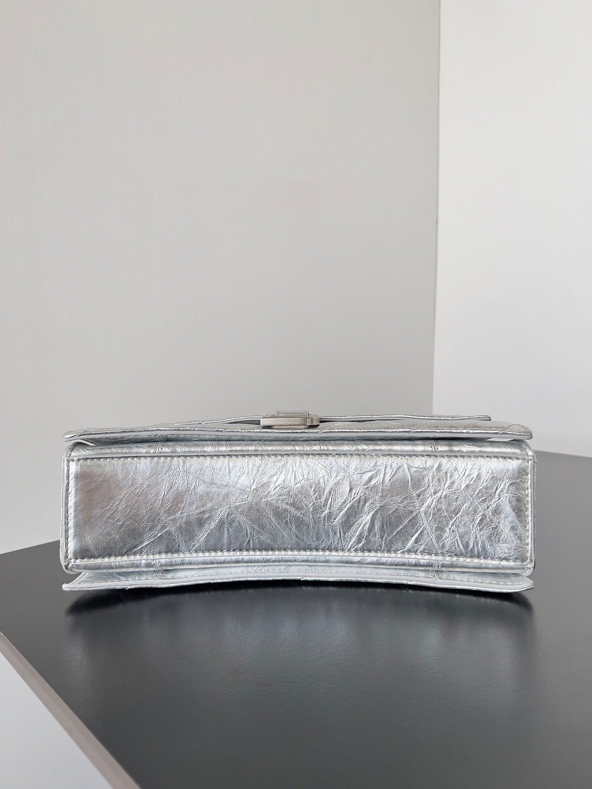 CRUSH CHAINED BAG 25 IN SILVER METALLIC QUILTED CRUSHED CALFSKIN