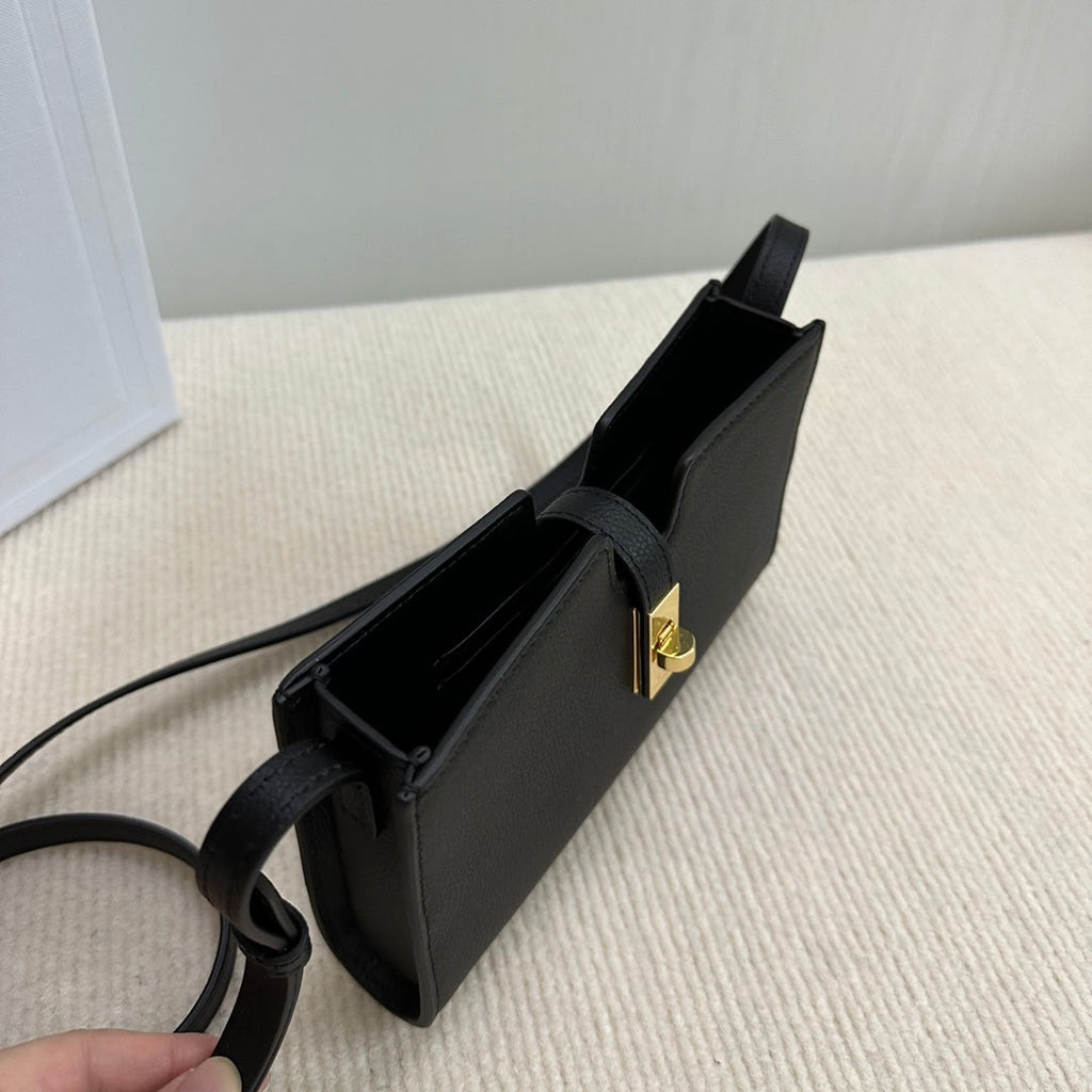 16 STRAP POCHETTE 18 IN BLACK SUPPLE CALFSKIN GOLD HARDWARE