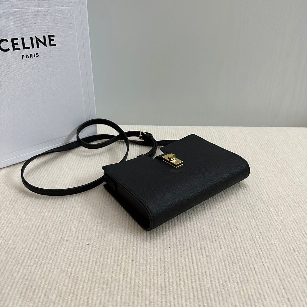 16 STRAP POCHETTE 18 IN BLACK SUPPLE CALFSKIN GOLD HARDWARE