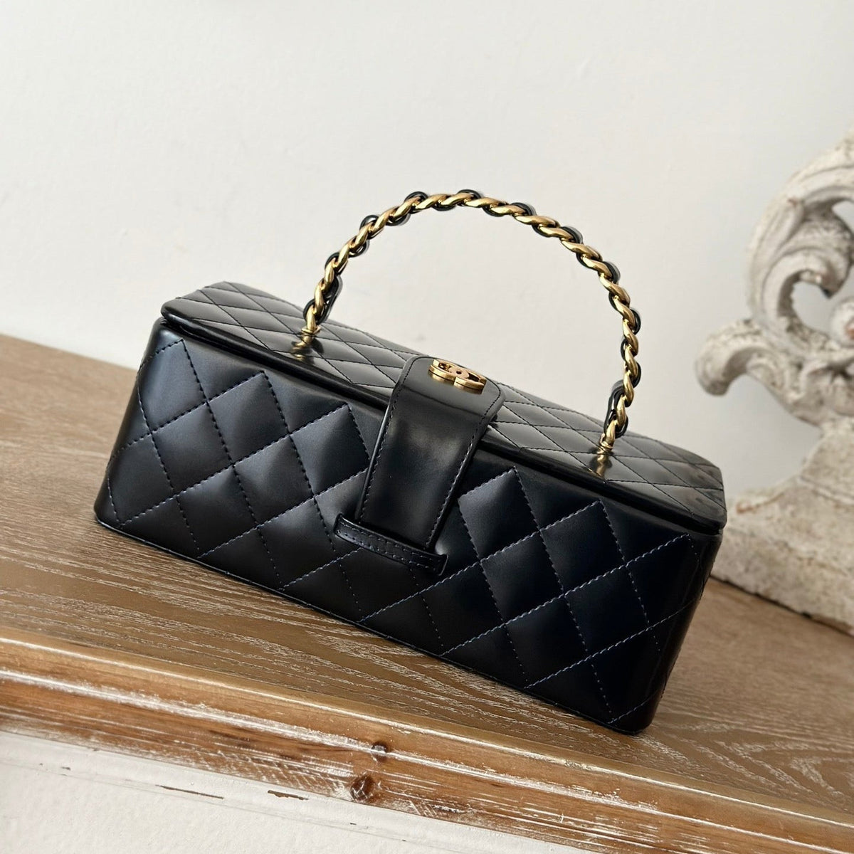 VINTAGE COSMETIC BAG 22 IN BLACK SHINY CALFSKIN GOLD HARDWARE