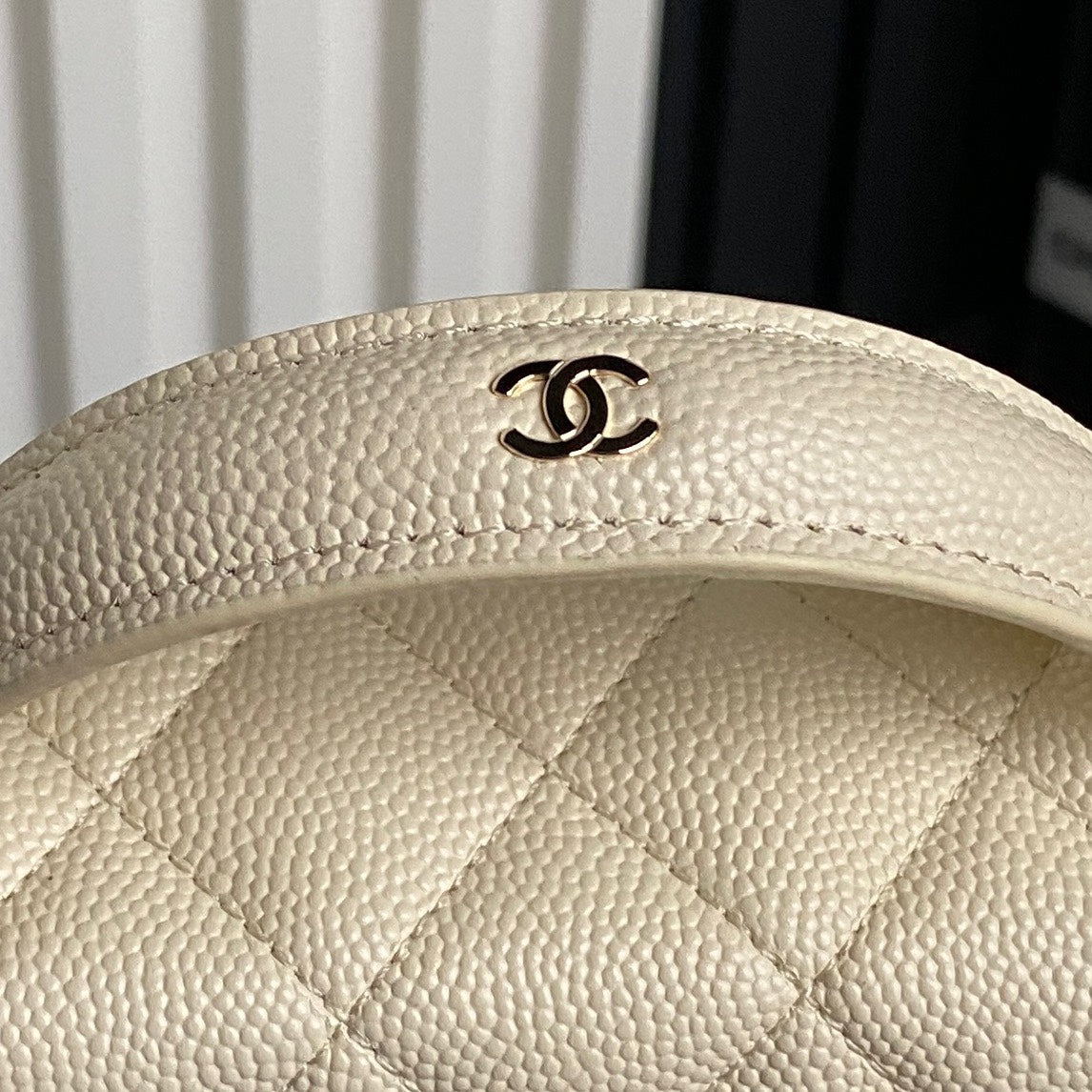 COSMETIC BAG 19 IN CREAM GRAINED CALFSKIN GOLD HARDWARE