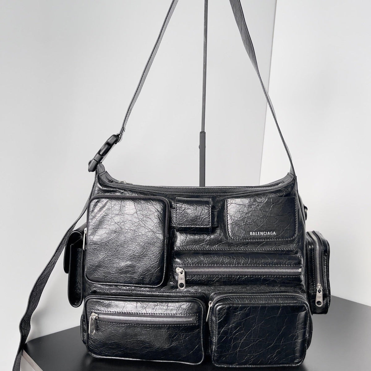 SUPERBUSY MESSENGER BAG 33 IN BLACK ARENA LAMBSKIN