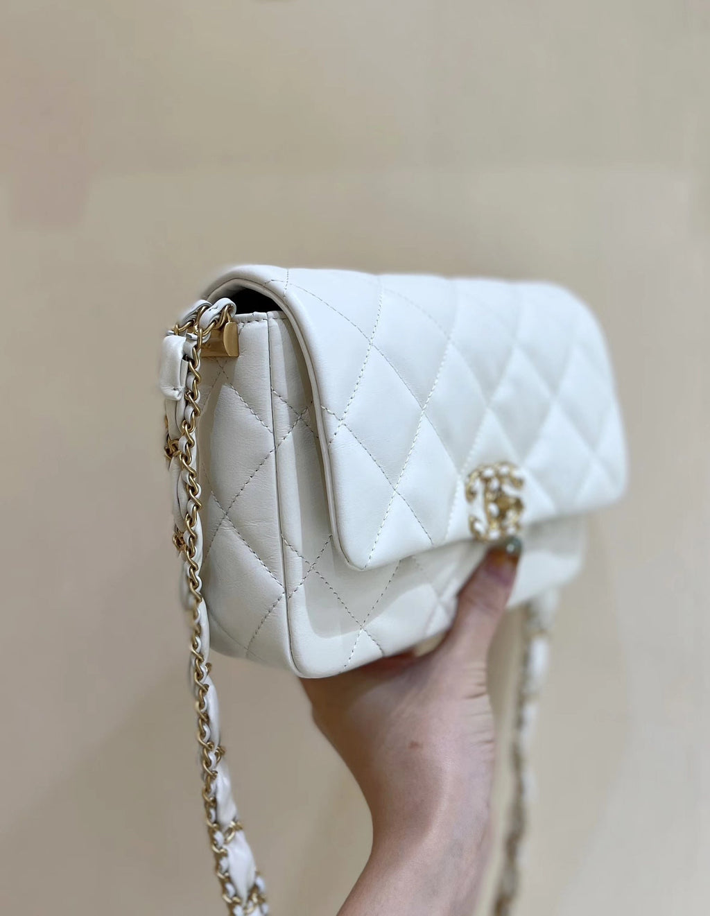 19 FLAP BAG 20 WHITE BODIN CALFSKIN GOLD HARDWARE